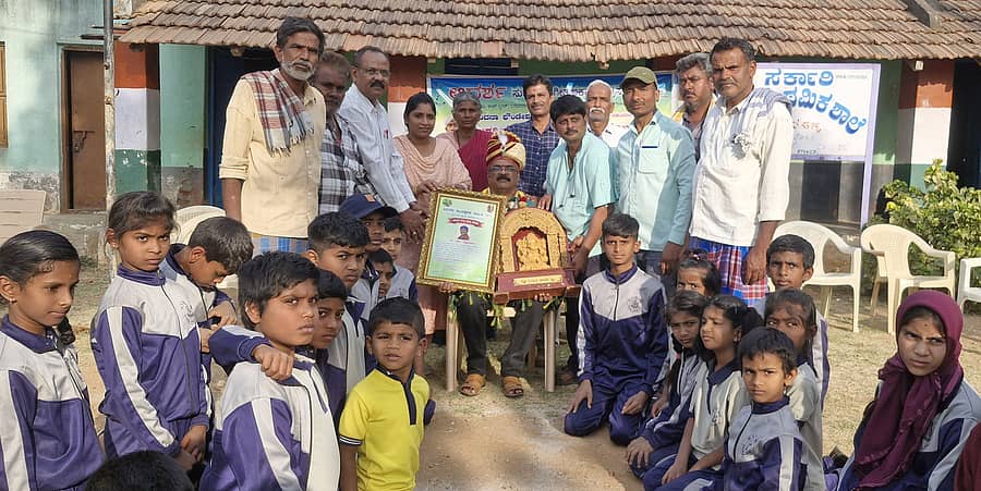 ಕಿಕ್ಕೇರಿ ಹೋಬಳಿಯ ಊಗಿನಹಳ್ಳಿ ಗ್ರಾಮದಲ್ಲಿ ಗಾಯಕ ಡಾ. ಕಿಕ್ಕೇರಿ ಕೃಷ್ಣಮೂರ್ತಿ ಅವರಿಗೆ ಮಂಗಳವಾರ ಪರಿಸರ ಸಂರಕ್ಷಣಾ ಸಮಿತಿಯಿಂದ ‘ಪರಿಸರ ರತ್ನ’ ಪ್ರಶಸ್ತಿ ನೀಡಿ ಗೌರವಿಸಿದರು. ವೆಂಕಟೇಶ್, ಅಭಿಷೇಕ್, ಪುಟ್ಟೇಗೌಡ, ಮಹೇಶ್, ಶಿಲ್ಪಾ, ಬಸವರಾಜು, ಕಾವೇರಮ್ಮ, ಮಹದೇವಪ್ಪ ಇದ್ದಾರೆ