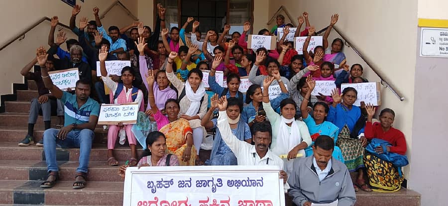 ಸರ್ಕಾರಿ ಆಸ್ಪತ್ರೆಯನ್ನು ‘ಪಿಪಿಪಿ’ ಮೂಲಕ ಖಾಸಗೀಕರಣ ಮಾಡುವ ಯೋಜನೆ ಕೈ ಬಿಡಬೇಕು ಎಂದು ಒತ್ತಾಯಿಸಿ ಬೇರು ಬೆವರು ಸಾಂಸ್ಕೃತಿಕ ಬಳಗ ಹಾಗೂ ಬುಡಕಟ್ಟು ಕಾರ್ಮಿಕರ ಸಂಘದ ವತಿಯಿಂದ ಕಾರ್ಯಕರ್ತರು ಮಡಿಕೇರಿಯಲ್ಲಿರುವ ಕೊಡಗು ಜಿಲ್ಲಾಧಿಕಾರಿ ಕಚೇರಿ ಮುಂಭಾಗ ಮಂಗಳವಾರ ಪ್ರತಿಭಟನೆ ನಡೆಸಿದರು 