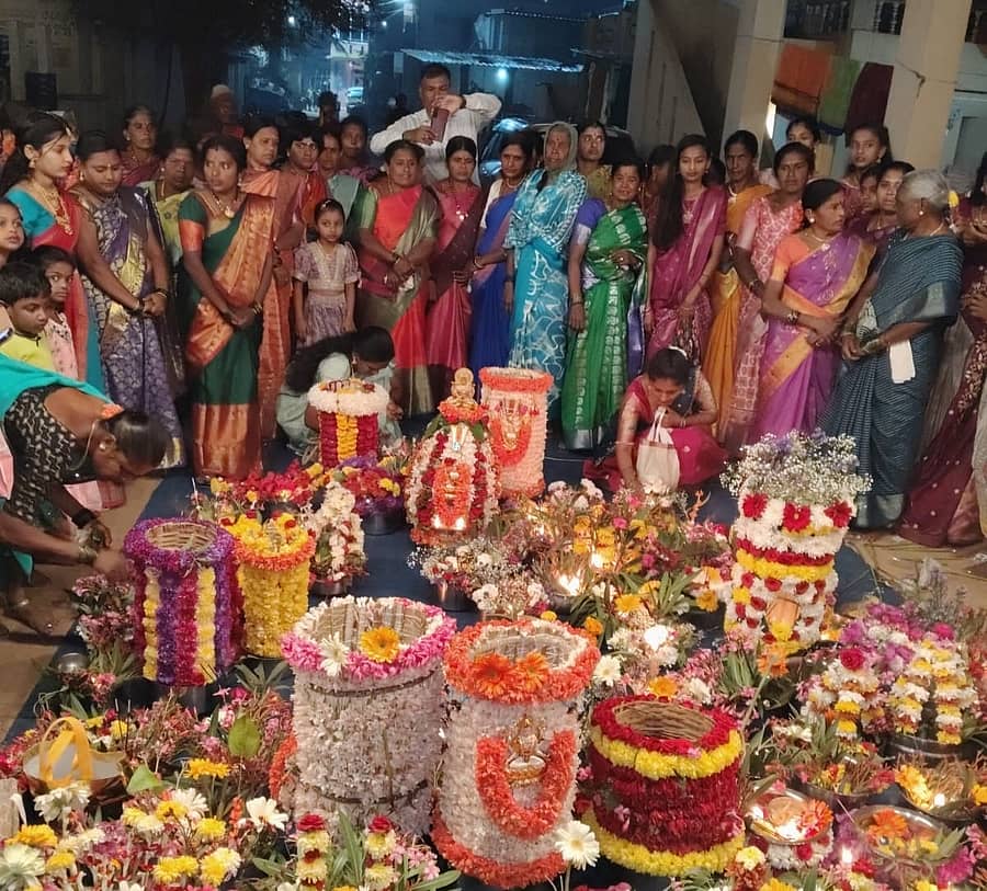 ವಿಜಯಪುರ ಸಮೀಪದ ಕೊಮ್ಮಸಂದ್ರ ಗ್ರಾಮದಲ್ಲಿ ಸಪ್ಪಲಮ್ಮ ವಾರ್ಷಿಕೋತ್ಸವ ಹಾಗೂ ದೀಪೋತ್ಸವ ನಡೆಯಿತು