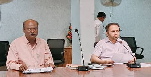 ಬೀದರ್‌ ಜಿಲ್ಲಾ ಪಂಚಾಯಿತಿಯಲ್ಲಿ ನಡೆದ ಪಿಯು ಫಲಿತಾಂಶ ಸುಧಾರಣೆಗೆ ಸಂಬಂಧಿಸಿದ ಪಿಯು ಕಾಲೇಜುಗಳ ಪ್ರಾಂಶುಪಾಲರ ಸಭೆಯಲ್ಲಿ ಜಿಪಂ ಮುಖ್ಯ ಕಾರ್ಯನಿರ್ವಾಹಕ ಅಧಿಕಾರಿ ಡಾ.ಗಿರೀಶ್‌ ಬದೋಲೆ ಮಾತನಾಡಿದರು. ಡಿಡಿಪಿಯು ಚಂದ್ರಕಾಂತ ಶಹಾಬಾದಕರ್ ಹಾಜರಿದ್ದಾರೆ
