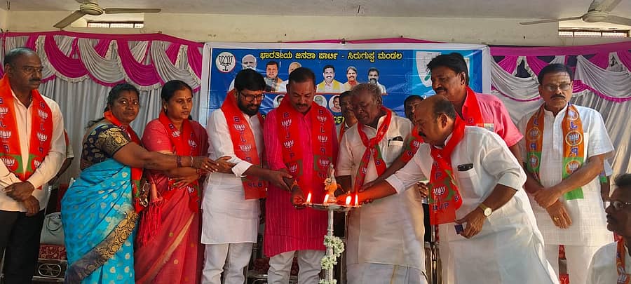 ಸಿರುಗುಪ್ಪ ನಗರದ ಅಭಯಾಂಜನೇಯ್ಯ ದೇವಸ್ಥಾನದ ಸಭಾಂಗಣದಲ್ಲಿ ತಾಲ್ಲೂಕು ಬಿಜೆಪಿ ಪಕ್ಷದ ವತಿಯಿಂದ ಬೂತ್ ಮಟ್ಟದ ಅಧ್ಯಕ್ಷರಿಗೆ ಎಸ್.ಐ.ಆರ್. ಮತಪಟ್ಟಿ ಪರಿಷ್ಕೃತ ಮಾರ್ಗದರ್ಶಿ ಕಾರ್ಯಕ್ರಮವನ್ನು ಮಾಜಿ ಶಾಸಕ ಎಂ.ಎಸ್.ಸೋಮಲಿಂಗಪ್ಪ ಉದ್ಘಾಟಿಸಿದರು.