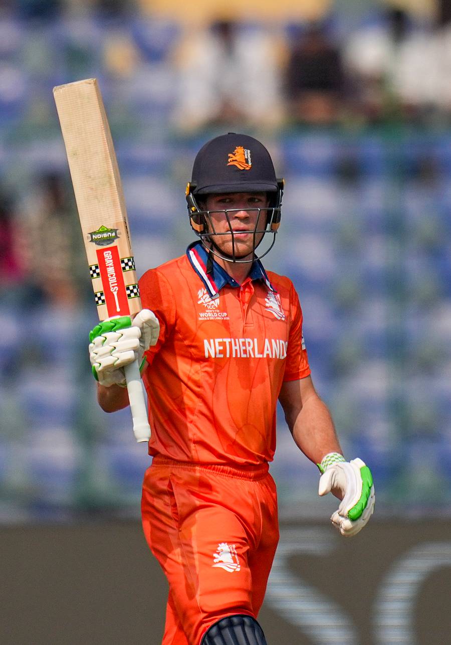 <div class="paragraphs"><p>ಅರ್ಧ ಶತಕ ಗಳಿಸಿದ ಸಂಭ್ರಮದಲ್ಲಿ ಬಾಸ್‌ ಡಿ ಲೇಡೆ </p></div>