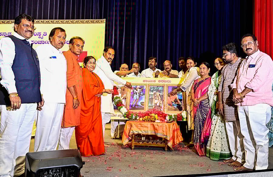 ಕಲಬುರಗಿಯ ಡಾ.ಎಸ್‌.ಎಂ. ಪಂಡಿತ ರಂಗಮಂದಿರದಲ್ಲಿ ಮಂಗಳವಾರ ಹಮ್ಮಿಕೊಂಡಿದ್ದ ಕಾಯಕ ಶರಣರ ಜಯಂತಿ ಆಚರಣೆ ಕಾರ್ಯಕ್ರಮದಲ್ಲಿ ಶಾಸಕ ಅಲ್ಲಮಪ್ರಭು ಪಾಟೀಲ ಹಾಗೂ ಗಣ್ಯರು ಮಾದಾರ ಚನ್ನಯ್ಯ, ಮಾದಾರ ಧೂಳಯ್ಯ, ಡೋಹರ ಕಕ್ಕಯ್ಯ, ಸಮಗಾರ ಹರಳಯ್ಯ ಹಾಗೂ ಉರಿಲಿಂಗಪೆದ್ದಿ ಅವರ ಭಾವಚಿತ್ರಗಳಿಗೆ ಪುಷ್ಪನಮನ ಸಲ್ಲಿಸಿದರು                    ಪ್ರಜಾವಾಣಿ ಚಿತ್ರ