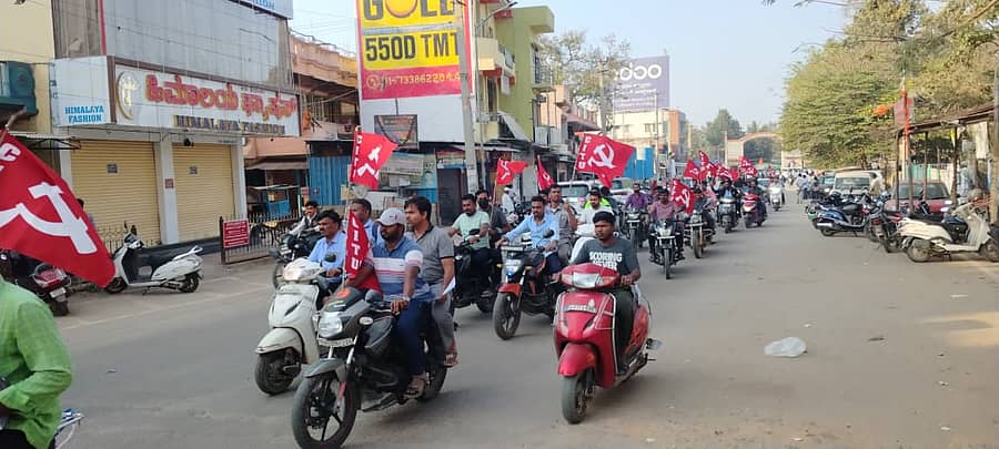 ಹೊಸಕೋಟೆಯಲ್ಲಿ ಬಂದ್ ಬೆಂಬಲಿಸಿ ಮಂಗಳವಾರ ಬೈಕ್‌, ಆಟೊ ರ‍್ಯಾಲಿ ನಡೆಸಲಾಯಿತು