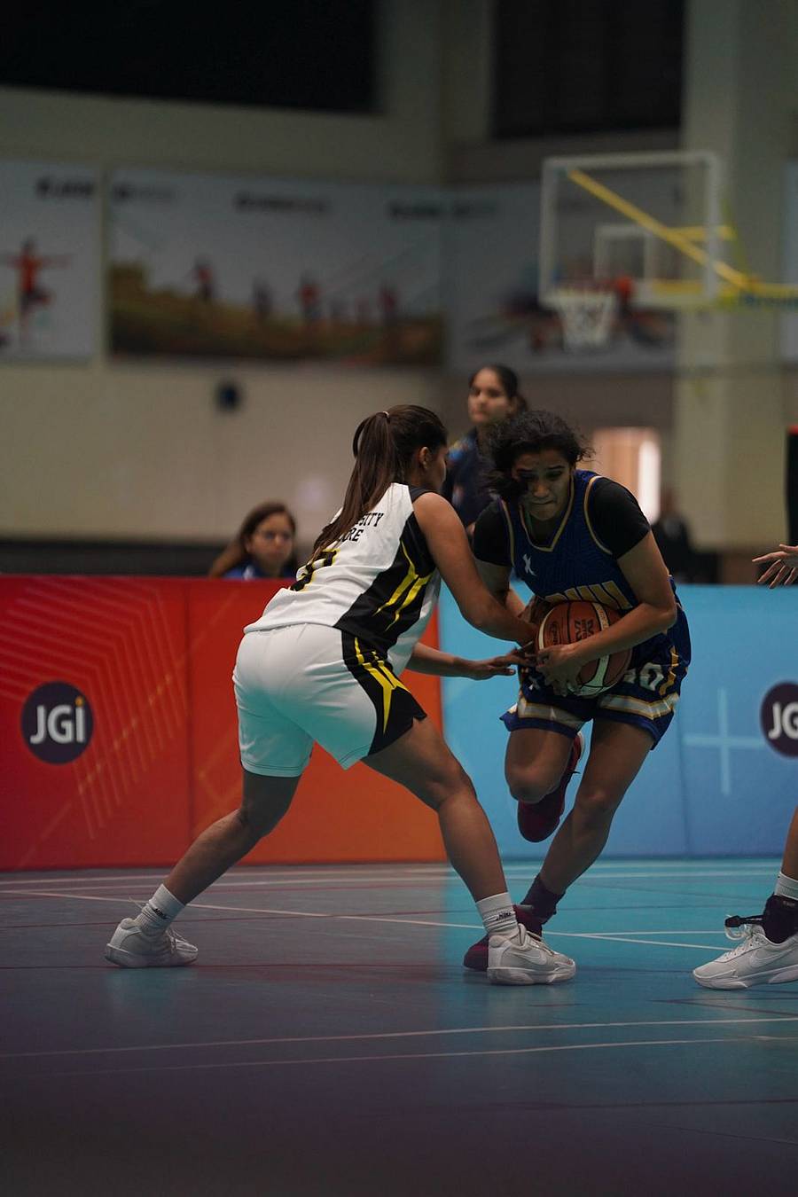 ಜೈನ್ ವಿವಿ (ಬಿಳಿ ಜರ್ಸಿ) ಮತ್ತು  ಡಿಎವಿವಿ ಇಂದೋರ್‌ ತಂಡಗಳ ಆಟಗಾರ್ತಿಯರು ಚೆಂಡಿಗಾಗಿ ಸೆಣಸಾಡಿದರು