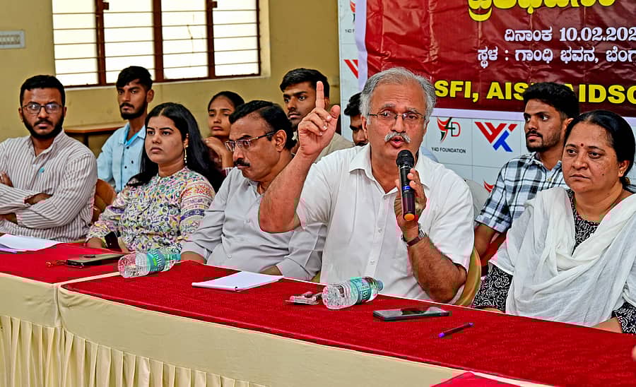 ಎಡ ವಿದ್ಯಾರ್ಥಿ ಸಂಘಟನೆಗಳ ಮಂಗಳವಾರ ಆಯೋಜಿಸಿದ್ದ ಪ್ರತಿಭಟನಾ ಸಮಾವೇಶದಲ್ಲಿ ವಿ.ಎನ್. ರಾಜಶೇಖರ್ ಮಾತನಾಡಿದರು. ಎಐಡಿಎಸ್‌ಒ ರಾಜ್ಯ ಖಜಾಂಚಿ ಸುಭಾಷ್ ಬಿ.ಜೆ., ಎಐಎಸ್‌ಎಫ್‌ ರಾಜ್ಯ ಅಧ್ಯಕ್ಷೆ ವೀಣಾ, ಎಐಕೆಕೆಎಂಎಸ್‌ ರಾಜ್ಯ ಘಟಕದ ಅಧ್ಯಕ್ಷ ಶಶಿಧರ್ ಎಂ., ರಮಾ ಟಿ.ಸಿ ಉಪಸ್ಥಿತರಿದ್ದರು
ಪ್ರಜಾವಾಣಿ ಚಿತ್ರ