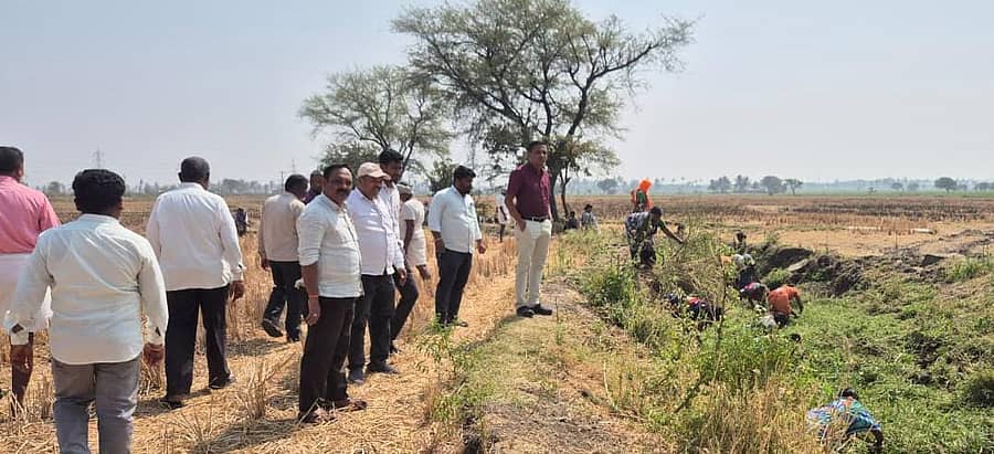 ಗಂಗಾವತಿ ತಾಲ್ಲೂಕಿನ ಚಿಕ್ಕಜಂತಕಲ್ ಗ್ರಾ.ಪಂ ವ್ಯಾಪ್ತಿಯ ಹೊಸಳ್ಳಿ ಗ್ರಾಮದಲ್ಲಿ ನಾಲಾ ಹೂಳೆತ್ತುವ ಕಾಮಗಾರಿ ಸ್ಥಳಕ್ಕೆ ತಾ.ಪಂ ಸಹಾಯಕ ನಿರ್ದೇಶಕ ಮಹಾಂತಗೌಡ ಪಾಟೀಲ ಭೇಟಿ ನೀಡಿ ಪರಿಶೀಲನೆ ನಡೆಸಿದರು