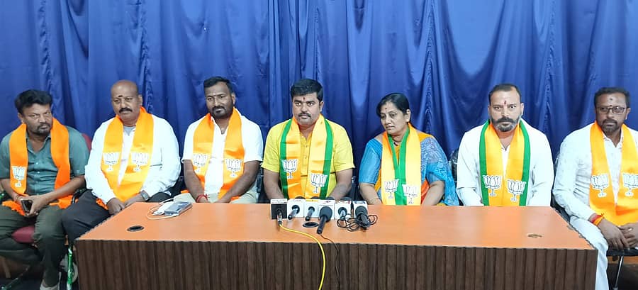 ಚಿಕ್ಕಬಳ್ಳಾಪುರದಲ್ಲಿ ನಡೆದ ಮಾಧ್ಯಮಗೋಷ್ಠಿಯಲ್ಲಿ ನಗರಸಭೆ ಮಾಜಿ ಅಧ್ಯಕ್ಷ ಗಜೇಂದ್ರ ಮಾತನಾಡಿದರು