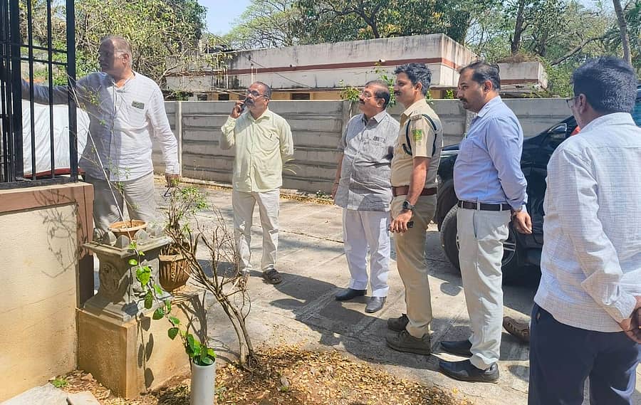 ಹರಿಹರದಲ್ಲಿ ಶಾಸಕ ಬಿ.ಪಿ. ಹರೀಶ್ ಅವರು ಚಿರತೆ ಸಂಚಾರ ಮಾಡಿದೆ ಎನ್ನಲಾದ ಪ್ರದೇಶಗಳಿಗೆ ಮಂಗಳವಾರ ಭೇಟಿ ನೀಡಿದ ನಂತರ ಅರಣ್ಯ ಇಲಾಖೆಯ ಅಧಿಕಾರಿಗಳೊಂದಿಗೆ ಚರ್ಚಿಸಿದರು