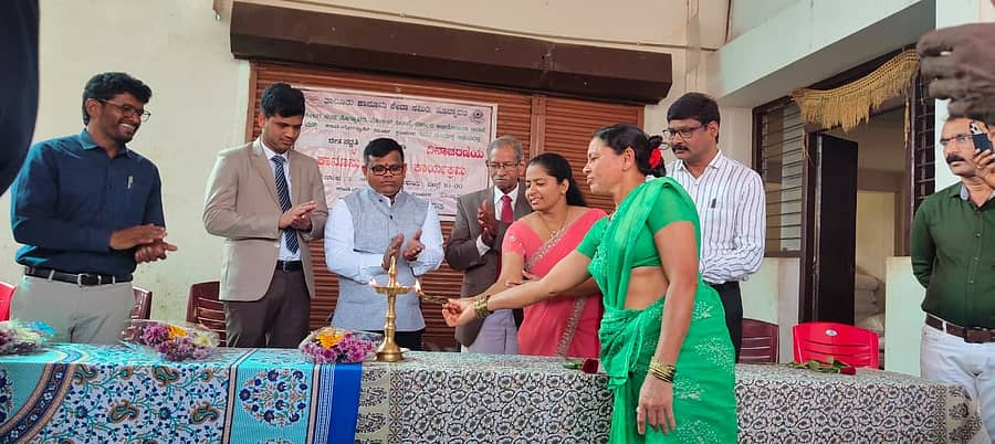 ಹೊನ್ನಾವರದಲ್ಲಿ ಸೋಮವಾರ ನಡೆದ ಜೀತ ಪದ್ದತಿ ನಿರ್ಮೂಲನಾ ದಿನಾಚರಣೆ ಉದ್ಘಾಟನಾ ಕಾರ್ಯಕ್ರಮದಲ್ಲಿ ಭಾಗವಹಿಸಿದ್ದ ಸಾರ್ವಜನಿಕರು ದೀಪ ಬೆಳಗಿದರು.