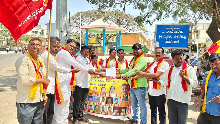 ‘ರೈಲ್ವೆ ಇಲಾಖೆ ನೇಮಕಾತಿ ಪ್ರವೇಶ ಪರೀಕ್ಷೆಗಳಲ್ಲಿ ಕನ್ನಡ ಭಾಷೆಯಲ್ಲಿ ಪರೀಕ್ಷೆ ಬರೆಯಲು ಅವಕಾಶ ಕಲ್ಪಿಸಬೇಕು’ ಎಂದು ಒತ್ತಾಯಿಸಿ ಕರವೇ ಸ್ವಾಭಿಮಾನಿ ಬಣದ ಪದಾಧಿಕಾರಿಗಳು ಹಾವೇರಿಯ ಹುತಾತ್ಮ ಮೈಲಾರ ಮಹದೇವಪ್ಪ ವೃತ್ತದಲ್ಲಿ ಸೋಮವಾರ ಪ್ರತಿಭಟನೆ ನಡೆಸಿದರು 