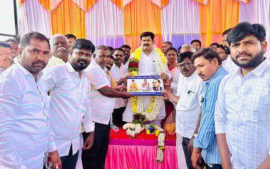 ಕನಕಗಿರಿಯಲ್ಲಿ ಡಾ.‌ಬಿ.‌ಆರ್.‌ಅಂಬೇಡ್ಕರ್ ಭವನ‌ ನಿರ್ಮಾಣಕ್ಕೆ ₹2‌ಕೋಟಿ ಅನುದಾನ ‌ನೀಡಿ ಕಾಮಗಾರಿಗೆ ಚಾಲನೆ ನೀಡಿದ ಸಚಿವ ಶಿವರಾಜ‌ತಂಗಡಗಿ ಅವರಿಗೆ ಛಲವಾದಿ ಸಮಾಜದ ವತಿಯಿಂದ ಸನ್ಮಾನಿಸಲಾಯಿತು