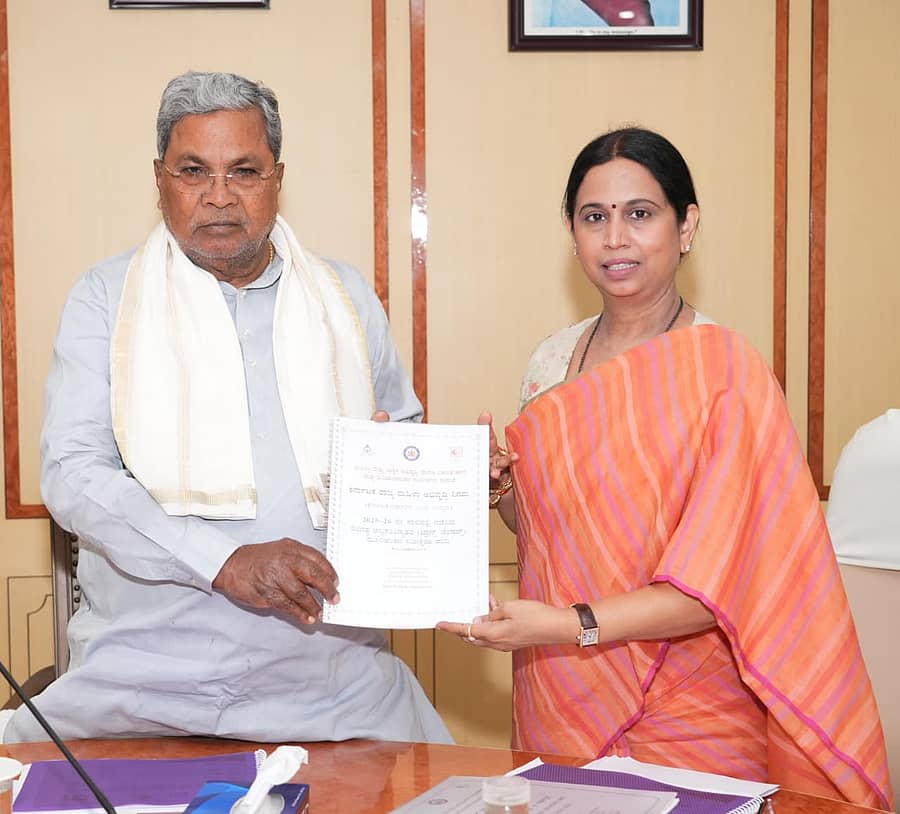 ಮಾಜಿ ದೇವದಾಸಿ ಮಹಿಳೆಯರ ಮರು ಸಮೀಕ್ಷಾ ವರದಿಯನ್ನು ಲಕ್ಷ್ಮೀ ಹೆಬ್ಬಾಳಕರ ಅವರು  ಸಿದ್ದರಾಮಯ್ಯ ಅವರಿಗೆ ಸಲ್ಲಿಸಿದರು