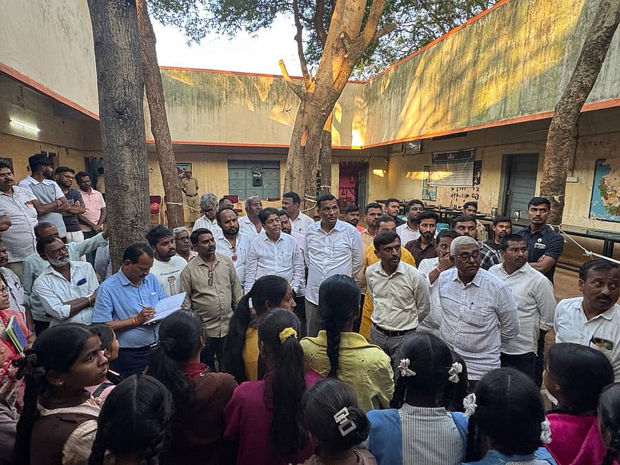 ಚಿಟಗುಪ್ಪ ಪಟ್ಟಣದಲ್ಲಿನ ಡಾ.‌ಬಿ.ಆರ್. ಅಂಬೇಡ್ಕರ್ ಮೆಟ್ರಿಕ್ ಪೂರ್ವ ಬಾಲಕಿಯರ ವಸತಿ ನಿಲಯಕ್ಕೆ ಶಾಸಕ ಡಾ.ಸಿದ್ದಲಿಂಗಪ್ಪ ಪಾಟೀಲ ಭೇಟಿ ನೀಡಿ ಪರಿಶೀಲನೆ ನಡೆಸಿದರು