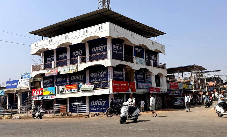 ಭದ್ರಾ ಮೇಲ್ದಂಡೆ ಯೋಜನೆ ಜಾರಿಗೆ ಆಗ್ರಹಿಸಿ ಮಂಗಳವಾರ ನಡೆದ ಹೊಳಲ್ಕೆರೆ ಬಂದ್‌ ವೇಳೆ ಅಂಗಡಿ ಮುಂಗಟ್ಟುಗಳು ಮುಚ್ಚಿದ್ದವು