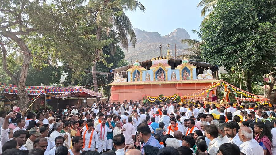 ಹೊಸದುರ್ಗ ಪಟ್ಟಣದಲ್ಲಿ ವೀರಭದ್ರೇಶ್ವರ ಸ್ವಾಮಿ ಕೆಂಡದಾರ್ಚನೆ ನೂರಾರು ಭಕ್ತರ ಸಮ್ಮುಖದಲ್ಲಿ ವಿಜೃಂಭಣೆಯಿಂದ ನಡೆಯಿತು