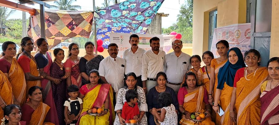 ವಿರಾಜಪೇಟೆಯ ಸಮೀಪದ ಕೆದಮುಳ್ಳೂರು ಗ್ರಾಮ ಪಂಚಾಯಿತಿ ವ್ಯಾಪ್ತಿಯ ಕ್ರಿಶ್ಚಿಯನ್ ಕಾಲೊನಿಯಲ್ಲಿ ಸೋಮವಾರ ನಡೆದ ಪೋಷಣ ಅಭಿಯಾನದಲ್ಲಿ ಗರ್ಭಿಣಿಯರಿಗೆ ಸೀಮಂತ ಕಾರ್ಯ ನಡೆಸಲಾಯಿತು