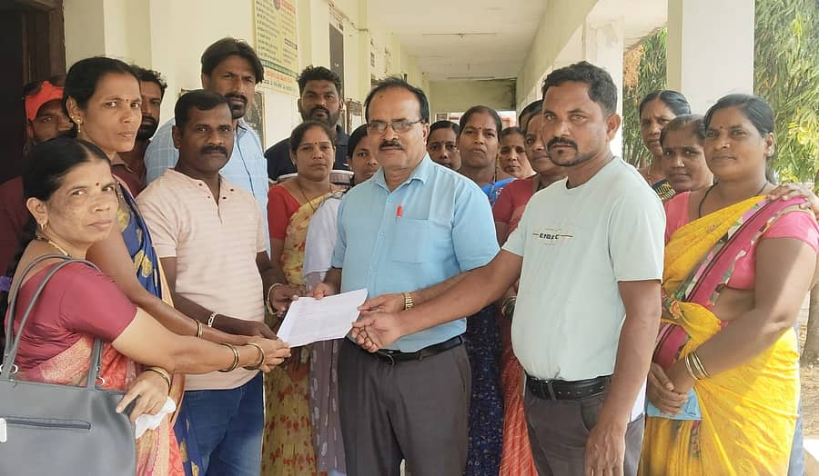 ಅಂಕೋಲಾ ತಾಲ್ಲೂಕಿನ ಹಾರವಾಡ ಗ್ರಾಮಕ್ಕೆ ಬಸ್ ವ್ಯವಸ್ಥೆ ಕಲ್ಪಿಸುವಂತೆ ಗ್ರಾಮಸ್ಥರು ಘಟಕ ವ್ಯವಸ್ಥಾಪಕ ಮಂಜುನಾಥ ನಾಯ್ಕ ಅವರಿಗೆ ಮನವಿ ಸಲ್ಲಿಸಿದರು