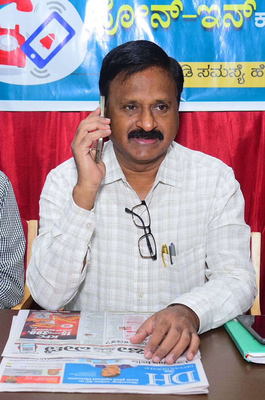 <div class="paragraphs"><p>ಹಾವೇರಿಯಲ್ಲಿ ಬುಧವಾರ ನಡೆದ ಪೋನ್‌ ಇನ್‌ ಕಾರ್ಯಕ್ರಮದಲ್ಲಿ ಎಸ್‌ಎಸ್‌ಎಲ್‌ಸಿ ವಿದ್ಯಾರ್ಥಿಗಳ ಪ್ರಶ್ನೆಗಳಿಗೆ ಉತ್ತರಿಸಿದ ಶಾಲಾ ಶಿಕ್ಷಣ ಇಲಾಖೆಯ ಉಪ ನಿರ್ದೇಶಕ ಮೋಹನ ದಂಡಿನ</p></div>