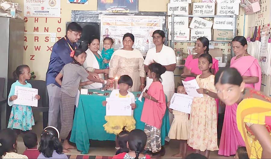 ಸಿಂಧನೂರು ತಾಲ್ಲೂಕಿನ ವಿರುಪಾಪುರ ಗ್ರಾಮದ ಆಯಷ್ ಆರೋಗ್ಯ ಕೇಂದ್ರದ ವ್ಯಾಪ್ತಿಯಲ್ಲಿ ಬರುವ 2ನೇ ಅಂಗನವಾಡಿ ಕೇಂದ್ರದಲ್ಲಿ ‘ಜಂತುಹುಳು ರಹಿತ ಮಕ್ಕಳು, ಆರೋಗ್ಯವಂತ ಮಕ್ಕಳು’ ಅಭಿಯಾನ ನಡೆಯಿತು