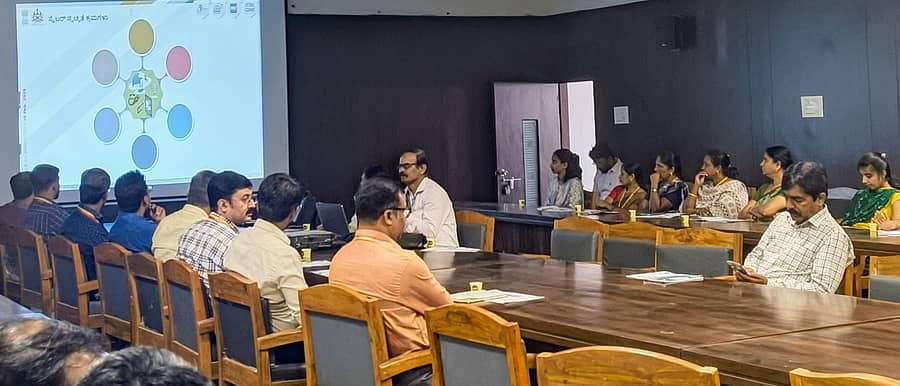 <div class="paragraphs"><p>ಬೆಳಗಾವಿಯಲ್ಲಿ ಬುಧವಾರ ಆಯೋಜಿಸಿದ್ದ ಸುರಕ್ಷಿತ ಅಂತರ್ಜಾಲ ದಿನ–2026ರ ತರಬೇತಿ ಕಾರ್ಯಾಗಾರದಲ್ಲಿ ಶಿರೀಶ್ ನಾಯಕ ಮಾಹಿತಿ ನೀಡಿದರು</p></div>