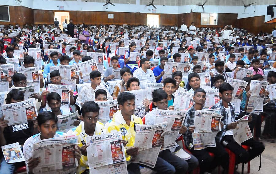 ತುಮಕೂರಿನಲ್ಲಿ ಬುಧವಾರ ಹಮ್ಮಿಕೊಂಡಿದ್ದ ಪ್ರೇರಣಾ ಶಿಬಿರದಲ್ಲಿ ಎಸ್‌ಎಸ್‌ಎಲ್‌ಸಿ ವಿದ್ಯಾರ್ಥಿಗಳು ‘ಪ್ರಜಾವಾಣಿ’ ಪತ್ರಿಕೆ ಪ್ರದರ್ಶಿಸಿದರು