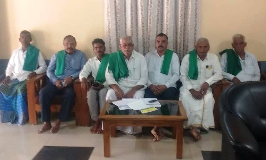 ರಟ್ಟೀಹಳ್ಳಿ ಪಟ್ಟಣದ ಪ್ರವಾಸಿಮಂದಿರದಲ್ಲಿ ಬುಧವಾರ ಕರ್ನಾಟಕ ರಾಜ್ಯ ರೈತ ಸಂಘ ಹಾಗೂ ಹಸಿರು ಸೇನೆ ವತಿಯಿಂದ ರೈತರ ಸಭೆ ನಡೆಯಿತು 