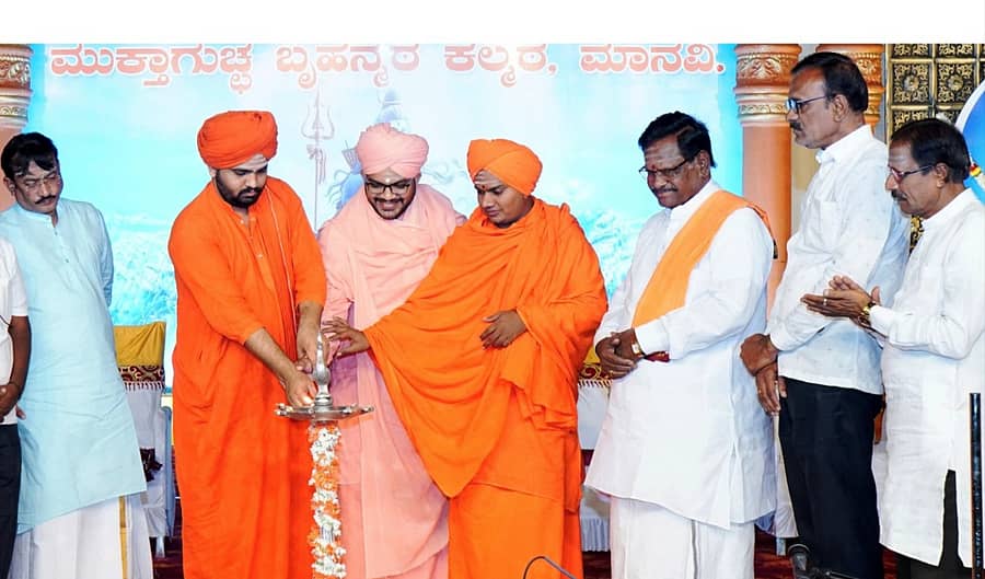 ಮಾನ್ವಿ ಪಟ್ಟಣದಲ್ಲಿ ಮಂಗಳವಾರ ಪ್ರಭುಲಿಂಗ ಲೀಲೆ ಪ್ರವಚನ ಕಾರ್ಯಕ್ರಮಕ್ಕೆ ರುದ್ರಮುನೀಶ್ವರ ಮಠದ ಸದಾಶಿವ ಸ್ವಾಮೀಜಿ ಚಾಲನೆ ನೀಡಿದರು