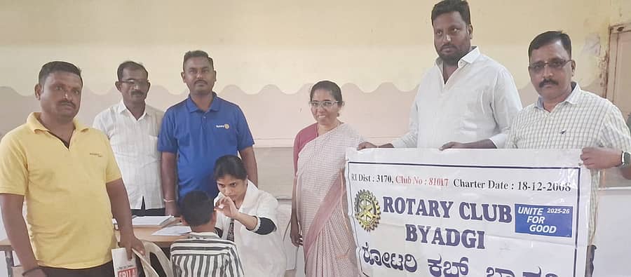 ಬ್ಯಾಡಗಿ ಪಟ್ಟಣದ ಸ್ನೇಹ ಸದನದಲ್ಲಿ ಬುಧವಾರ ಉಚಿತ ನೇತ್ರ ತಪಾಸಣಾ ಮತ್ತು ಶಸ್ತ್ರಚಿಕಿತ್ಸಾ ಶಿಬಿರದಲ್ಲಿ ಶಿಬಿರಾರ್ಥಿಗಳ ನೇತ್ರ ಪರೀಕ್ಷಿಸಲಾಯಿತು.