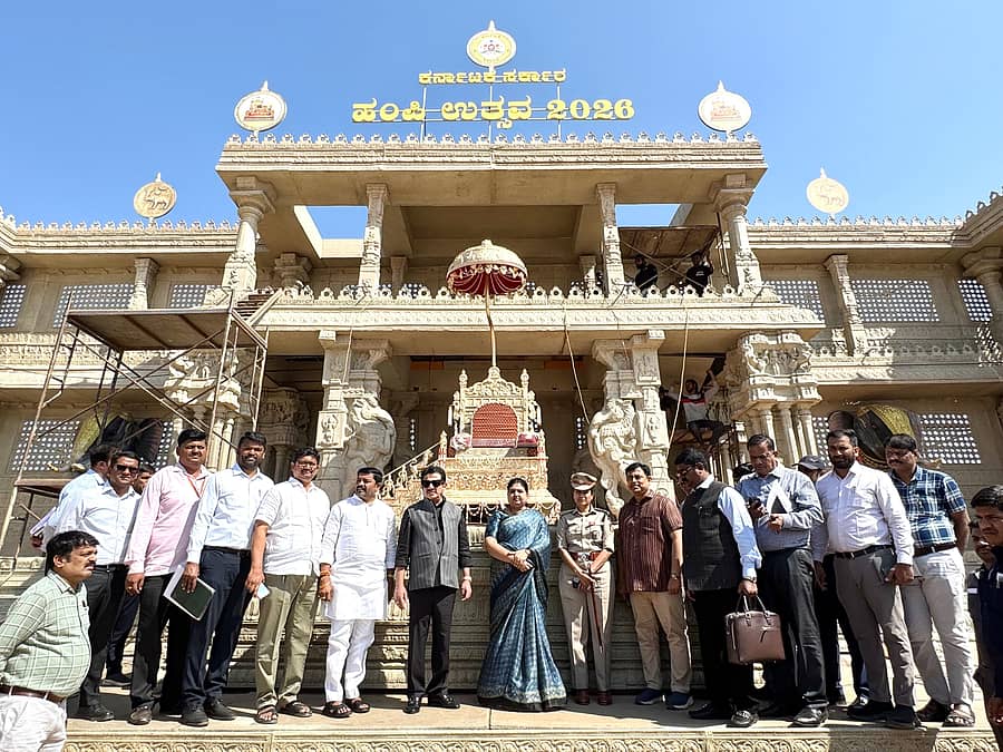 ಹಂಪಿ ಉತ್ಸವ ನಿಮಿತ್ತ ಹಂಪಿಯ ಗಾಯತ್ರಿ ಪೀಠ ಸಮೀಪ ಶ್ರೀಕೃಷ್ಣದೇವರಾಯನ ದರ್ಬಾರ್‌ ಮಾದರಿಯ ಪ್ರಧಾನ ವೇದಿಕೆ ನಿರ್ಮಿಸಲಾಗಿದ್ದು, ಬುಧವಾರ ಜಿಲ್ಲಾ ಉಸ್ತುವಾರಿ ಸಚಿವ ಜಮೀರ್ ಅಹಮದ್ ಖಾನ್‌ ವೇದಿಕೆ ವೀಕ್ಷಿಸಿದರು  –ಪ್ರಜಾವಾಣಿ ಚಿತ್ರ