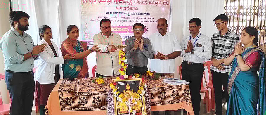 ಹಿರೇಬಾಗೇವಾಡಿಯಲ್ಲಿ ಬುಧವಾರ ಶ್ರೀ ಕ್ಷೇತ್ರ ಧರ್ಮಸ್ಥಳ ಗ್ರಾಮಾಭಿವೃದ್ಧಿ ಯೋಜನೆ ವತಿಯಿಂದ ಜರುಗಿದ ಉಚಿತ ಆರೋಗ್ಯ ತಪಾಸಣಾ ಶಿಬಿರ ಕಾರ್ಯಕ್ರಮವನ್ನು ಗಣ್ಯರು ಉದ್ಘಾಟಿಸಿದರು