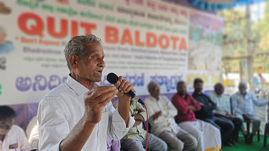 ಕೊಪ್ಪಳದಲ್ಲಿ ನಡೆಯುತ್ತಿರುವ ಅನಿರ್ದಿಷ್ಟಾವಧಿ ಧರಣಿಯಲ್ಲಿ ಬುಧವಾರ ಎಸ್.ಎಂ. ಕಂಬಾಳಿಮಠ ಮಾತನಾಡಿದರು