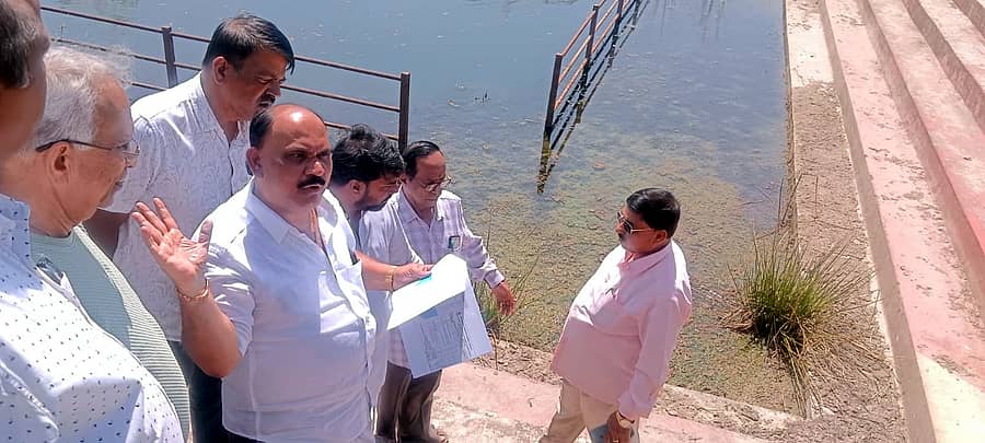 ಶಿವಮೊಗ್ಗದ ಪ್ರಿಯದರ್ಶಿನಿ ಬಡಾವಣೆಯಲ್ಲಿ ಬುಧವಾರ ಆಲ್ಕೊಳ ಗ್ರಾಮದ ಕೆರೆ ಅಭಿವೃದ್ಧಿ ಕಾಮಗಾರಿಯನ್ನು ಸುಡಾ ಅಧ್ಯಕ್ಷ ಎಚ್.ಎಸ್‌.ಸುಂದರೇಶ ವೀಕ್ಷಣೆ ಮಾಡಿದರು