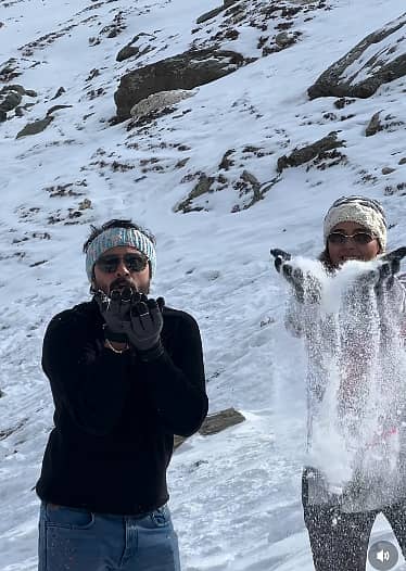 <div class="paragraphs"><p>ಹಿಮಾಲಯ ಪ್ರವಾಸದಲ್ಲಿ ನಟ ಶಿಶಿರ್, ಐಶ್ವರ್ಯ ಸಿಂಧೋಗಿ</p></div>