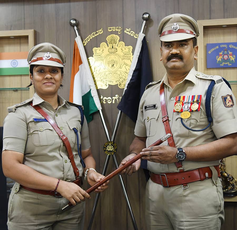 ದಾವಣಗೆರೆಯ ನೂತನ ಪೊಲೀಸ್ ವರಿಷ್ಠಾಧಿಕಾರಿ ಎಚ್‌.ಟಿ. ಶೇಖರ್ ಅವರು ಉಮಾ ಪ್ರಶಾಂತ್ ಅವರಿಂದ ಬುಧವಾರ ಅಧಿಕಾರ ಸ್ವೀಕರಿಸಿದರು –ಪ್ರಜಾವಾಣಿ ಚಿತ್ರ