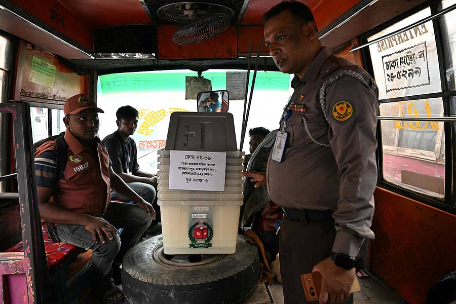 <div class="paragraphs"><p>ಢಾಕಾದ ಮತದಾನ ಕೇಂದ್ರವೊಂದಕ್ಕೆ ಬುಧವಾರ ಮತಪೆಟ್ಟಿಗೆಗಳನ್ನು&nbsp;ಪೊಲೀಸ್‌ ಭದ್ರತೆಯಲ್ಲಿ ಸಾಗಿಸಲಾಯಿತು&nbsp;</p></div>