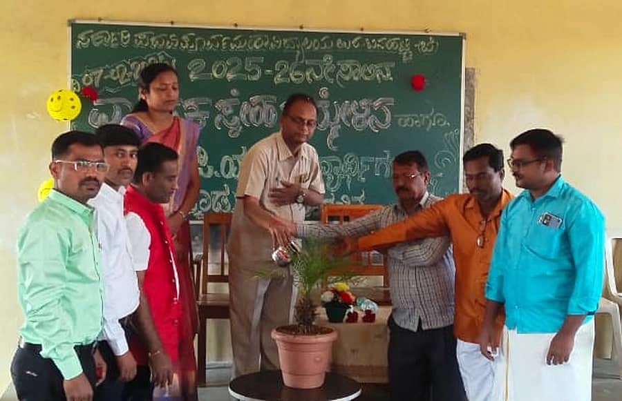 ಗೋಕಾಕ ತಾಲ್ಲೂಕಿನ ಬೆಣಚಿನಮರಡಿ (ಉ) ಸರ್ಕಾರಿ ಪದವಿ ಪೂರ್ವ ಮಹಾವಿದ್ಯಾಲಯದ ವಿದ್ಯಾರ್ಥಿಗಳ ಬೀಳ್ಕೊಡುಗೆ ಮತ್ತು ವಾರ್ಷಿಕೋತ್ಸವ ಕಾರ್ಯಕ್ರಮಕ್ಕೆ ಕವಿ-ಶಿಕ್ಷಕ ಈಶ್ವರ ಮಮದಾಪುರ ಚಾಲನೆ ನೀಡಿದರು