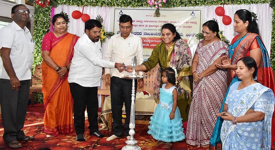 ಸಿಂದಗಿ ನಗರದ ಜಿ.ಪಿ.ಪೋರವಾಲ ಡಿಗ್ರಿ ಕಾಲೇಜು ಎದುರಿನ ಮೆಟ್ರಿಕ್ ನಂತರದ ಬಾಲಕಿಯರ ವಸತಿನಿಲಯದಲ್ಲಿ ಮಂಗಳವಾರ ಹಮ್ಮಿಕೊಂಡಿದ್ದ ವಿದ್ಯಾರ್ಥಿನಿಯರ ಬೀಳ್ಕೊಡುಗೆ ಸಮಾರಂಭವನ್ನು ಗಣ್ಯರು ಉದ್ಘಾಟಿಸಿದರು