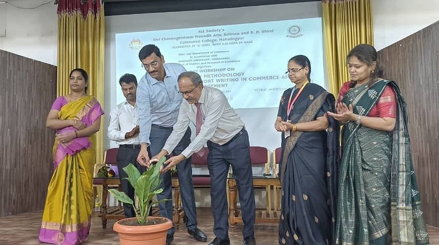 ಮಹಾಲಿಂಗಪುರದ ಕೆಎಲ್‍ಇ ಸಂಸ್ಥೆಯ ಎಸ್‍ಸಿಪಿ ಪದವಿ ಕಾಲೇಜಿನಲ್ಲಿ ಹಮ್ಮಿಕೊಂಡ ಕಾರ್ಯಾಗಾರವನ್ನು ಮಲ್ಲಿಕಾರ್ಜುನ ಮರಡಿ ಉದ್ಘಾಟಿಸಿದರು