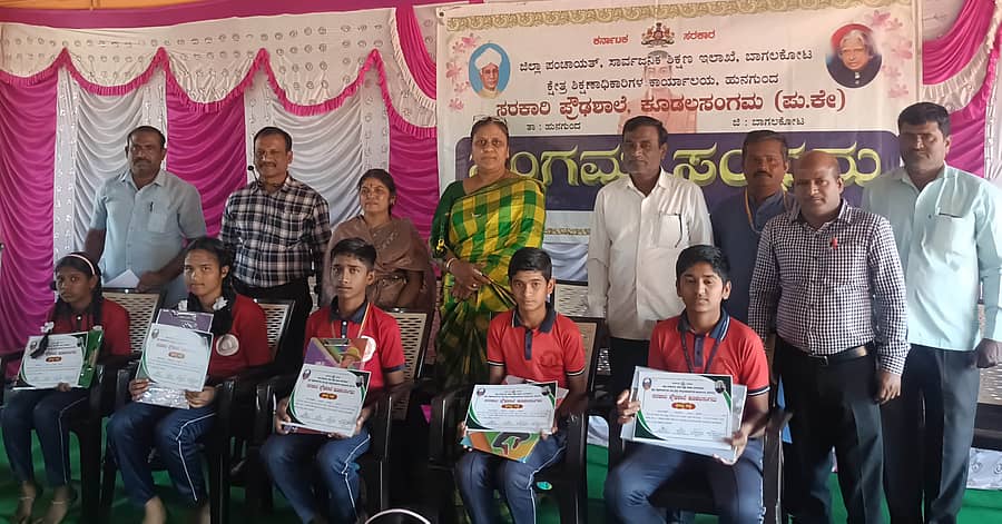 ಎಸ್ಎಲ್ಎಲ್ಸಿ 2ನೇ ಸರಣಿ ಪರೀಕ್ಷೆಯಲ್ಲಿ ಅಧಿಕ ಅಂಕ ಪಡೆದ ವಿದ್ಯಾರ್ಥಿಗಳಿಗೆ ಪ್ರಶಸ್ತಿ ಪತ್ರ, ಬಹುಮಾನವನ್ನು ಕ್ಷೇತ್ರ ಶಿಕ್ಷಣಾಧಿಕಾರಿ ಜಾಸ್ಮಿನ್ ಕಿಲ್ಲೆದಾರ ನೀಡಿದರು