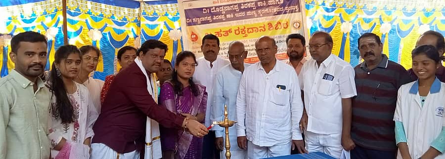 ರಾಣೆಬೆನ್ನೂರಿನ ಗೌರಿಶಂಕರ ನಗರದಲ್ಲಿ ಕಾಕಿ ಜನಸೇವಾ ಸಂಸ್ಥೆ ಹಾಗೂ ರಾಣೆಬೆನ್ನೂರು ಬ್ಲಡ್ ಕೇಂದ್ರದಿಂದ ಬುಧವಾರ ಏರ್ಪಡಿಸಿದ್ದ ರಕ್ತದಾನ ಶಿಬಿರ ಹಾಗೂ ದೇಹ ದಾನ ಕುರಿತು ಅರಿವು ಕಾರ್ಯಕ್ರಮವನ್ನು ಕಾಕಿ ಜನಸೇವಾ ಸಂಸ್ಥೆ ಅಧ್ಯಕ್ಷ ಶ್ರೀನಿವಾಸ ಕಾಕಿ ಉದ್ಘಾಟಿಸಿದರು 