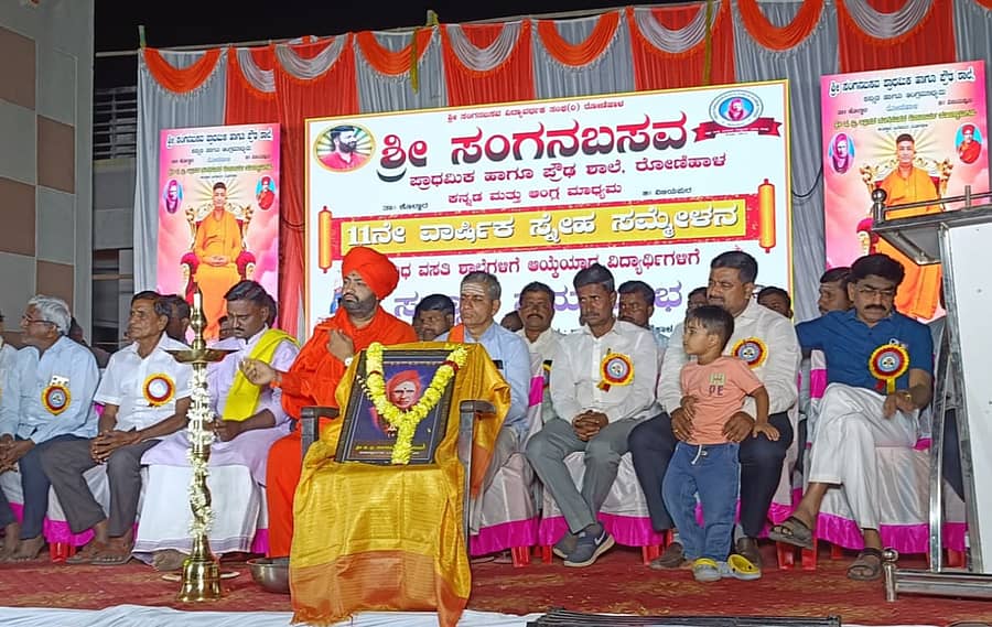 ತಾಲ್ಲೂಕಿನ ರೋಣಿಹಾಳ ಗ್ರಾಮದ ಸಂಗನಬಸವ ವಿದ್ಯಾವರ್ಧಕ ಸಂಘದ ವತಿಯಿಂದ ಹಮ್ಮಿಕೊಂಡಿದ್ದ ಶಾಲಾ ವಾರ್ಷಿಕೋತ್ಸವವನ್ನು ಗಣ್ಯರು ಉದ್ಘಾಟಿಸಿದರು