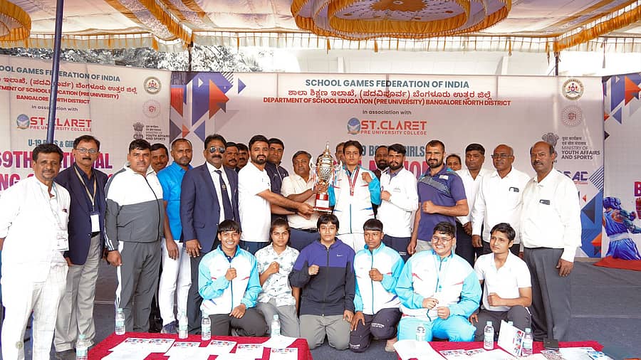 69ನೇ ರಾಷ್ಟ್ರಮಟ್ಟದ ಬಾಕ್ಸಿಂಗ್ ಚಾಂಪಿಯನ್‌ಷಿಪ್‌ನಲ್ಲಿ ಪ್ರಶಸ್ತಿ ವಿಜೇತರೊಂದಿಗೆ ಗಣ್ಯರು