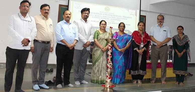 ವಿಜಯಪುರ ನಗರದ ಶ್ರೀ ಬಿ. ಎಂ. ಪಾಟೀಲ ನರ್ಸಿಂಗ್ ಕಾಲೇಜಿನಲ್ಲಿ  ಆಯೋಜಿಸಲಾಗಿದ್ದ  ಕಾರ್ಯಾಗಾರದ ಉದ್ಘಾಟನೆ ಸಮಾರಂಭದಲ್ಲಿ ಬಿ.ಎಲ್.ಡಿ.ಇ ಆಯುರ್ವೇದ ಕಾಲೇಜಿನ ಪ್ರಾಚಾರ್ಯ ಡಾ. ಅಶೋಕ ಪಾಟೀಲ, ನರ್ಸಿಂಗ್ ಕಾಲೇಜಿನ ಪ್ರಾಚಾರ್ಯ ಡಾ. ಶಾಲ್ಮೋನ್ ಚೋಪಡೆ, ಎಂ. ಎಂ. ಪಾಟೀಲ ಹಾಜರಿದ್ದರು