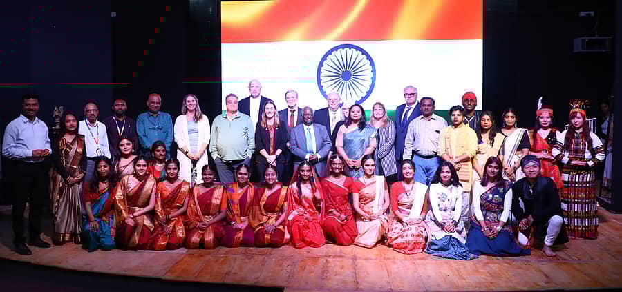 ಅಪಾಯಕಾರಿ ವಸ್ತುಗಳ ನಿರ್ವಹಣೆ ಕುರಿತು ನಡೆದ ಮೂರು ದಿನಗಳ ಇಂಡೋ–ಯುಎಸ್ ಸಿಂಪೋಸಿಯಂನ ಸಮಾರೋಪ ಸಮಾರಂಭದಲ್ಲಿ ತಜ್ಞರು ಮತ್ತು ಕಲಾವಿದರು ಭಾಗವಹಿಸಿದ್ದರು