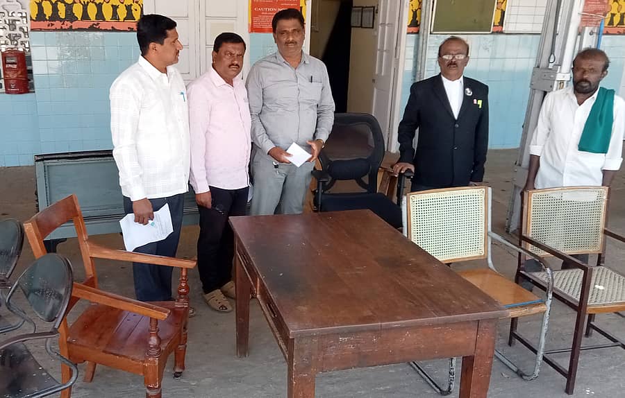 ಶ್ರೀರಂಗಪಟ್ಟಣದಲ್ಲಿ ರೈಲ್ವೆ ಇಲಾಖೆ ಕಚೇರಿಯ ಪೀಠೋಪಕರಣಗಳನ್ನು ಬುಧವಾರ ಜಪ್ತಿ ಮಾಡಲಾಯಿತು