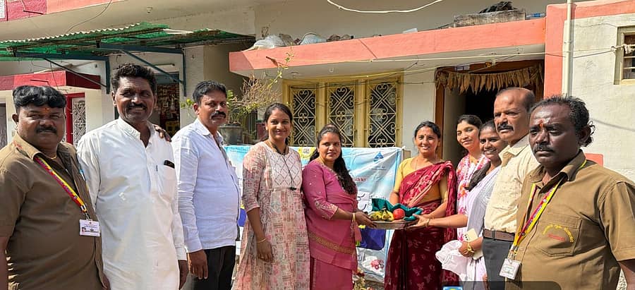 ಆನೇಕಲ್‌ ತಾಲ್ಲೂಕಿನ ಮರಸೂರು ಗ್ರಾಮದಲ್ಲಿ ನೀರಿನ ಸರಬರಾಜು ಯೋಜನೆಗೆ ಗ್ರಾಮೀಣ ಕುಡಿಯುವ ನೀರು ಮತ್ತು ನೈರ್ಮಲ್ಯ ಇಲಾಖೆ ಎಂಜಿನಿಯರ್‌ ಮಹದೇವಪ್ಪ ಚಾಲನೆ ನೀಡಿದರು