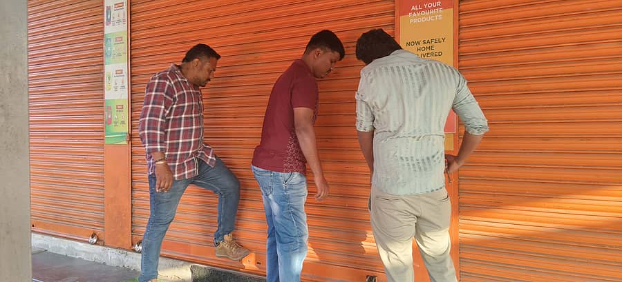 ಬೇಲೂರು ಪುರಸಭೆಯ ಆಹಾರ ನಿರೀಕ್ಷಕರು, ಮೋರ್‌ ಸೂಪರ್ ಮಾರ್ಕೆಟ್‌ ಅನ್ನು ಬಂದ್ ಮಾಡಿಸಿದರು