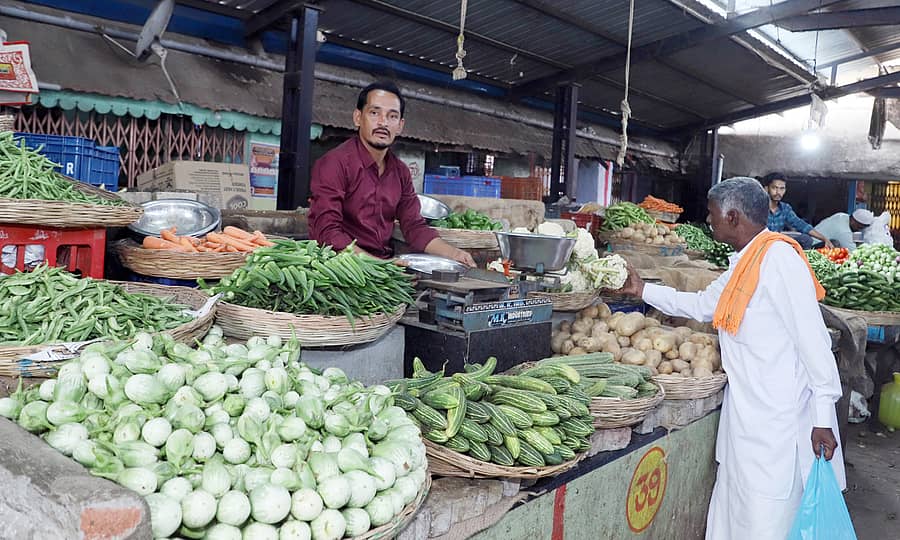 ರಾಯಚೂರಿನ ಉಸ್ಮಾನಿಯಾ ತರಕಾರಿ ಮಾರುಕಟ್ಟೆಯಲ್ಲಿ ತರಕಾರಿ ಖರೀದಿಸುತ್ತಿರುವ ಗ್ರಾಹಕ/ ಶ್ರೀನಿವಾಸ ಇನಾಂದಾರ್
