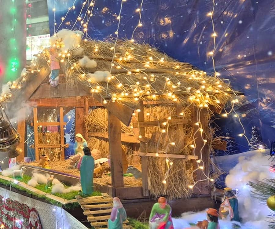 ಕ್ರಿಸ್‌ಮಸ್ ಅಂಗವಾಗಿ ಕಾರವಾರದ ಕ್ಯಾಥಡ್ರಲ್ ಚರ್ಚ್‌ನಲ್ಲಿ ನಿರ್ಮಿಸಿದ ಗೋದಲಿಗೆ ಕಾರವಾರ ಕ್ಯಾಥೊಲಿಕ್ ಧರ್ಮಪ್ರಾಂತ್ಯದ ಧರ್ಮಾಧ್ಯಕ್ಷ ಡುಮಿಂಗ್ ಡಯಾಸ್ ಅವರು ಪೂಜೆ ಸಲ್ಲಿಸಿದರು